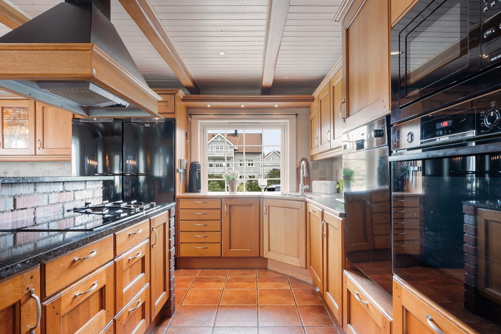 Kjøkkenet er romslig med klassiske trefronter kombinert med benkeplater i heltre og stein. Hvitevarene medfølger. Galleribilde