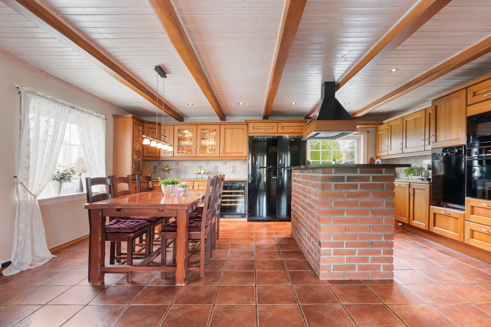 Spisestuen er praktisk plassert tilknyttet kjøkkenet med plass til et stort bord - for både hverdagslivet og sosiale sammenkomster. Galleribilde