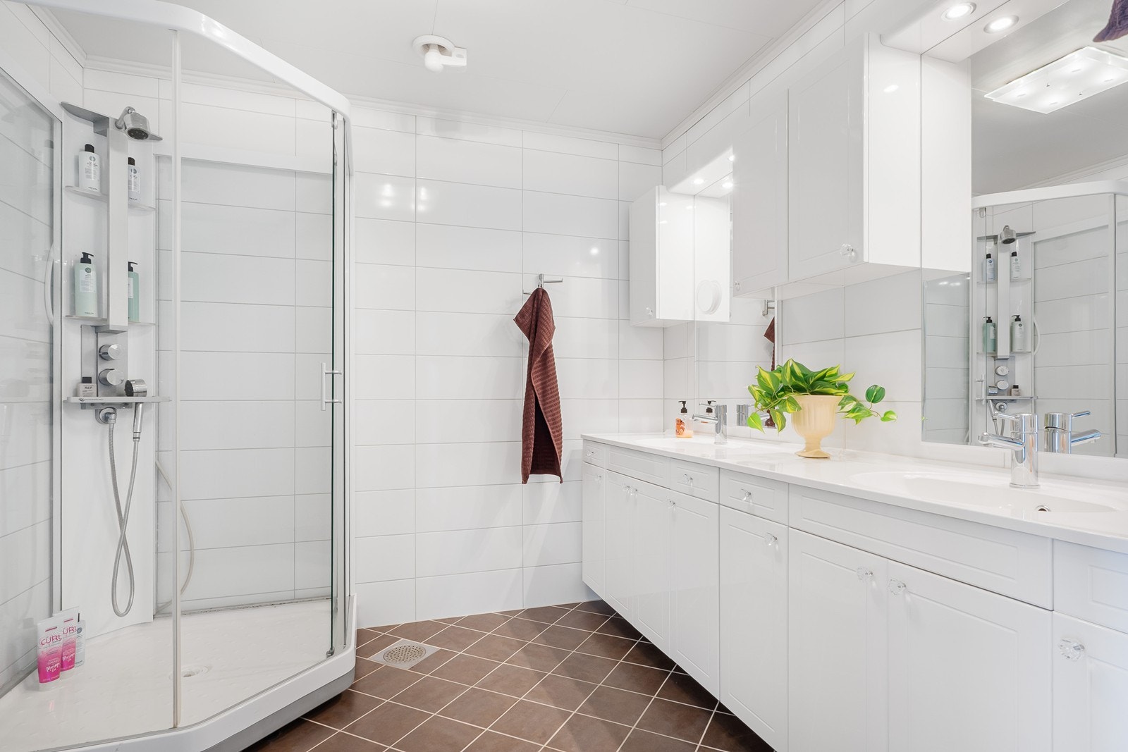 Bad i 2. etg. er fra 2010, med flislagte overflater og gulvvarme. Rommet har stor innredning med to nedfelte servanter og dusjkabinett. Toalettrom ved siden av. Galleribilde