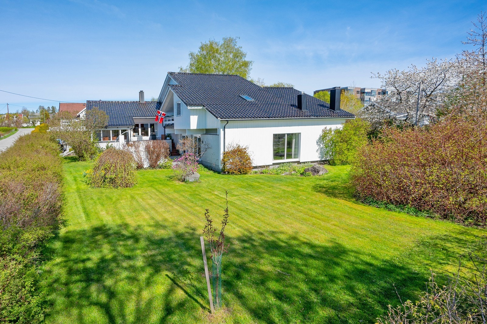 Eiendommen har eiet tomt med enkel adkomst og stor gruset gårdsplass til parkering av flere biler. Galleribilde