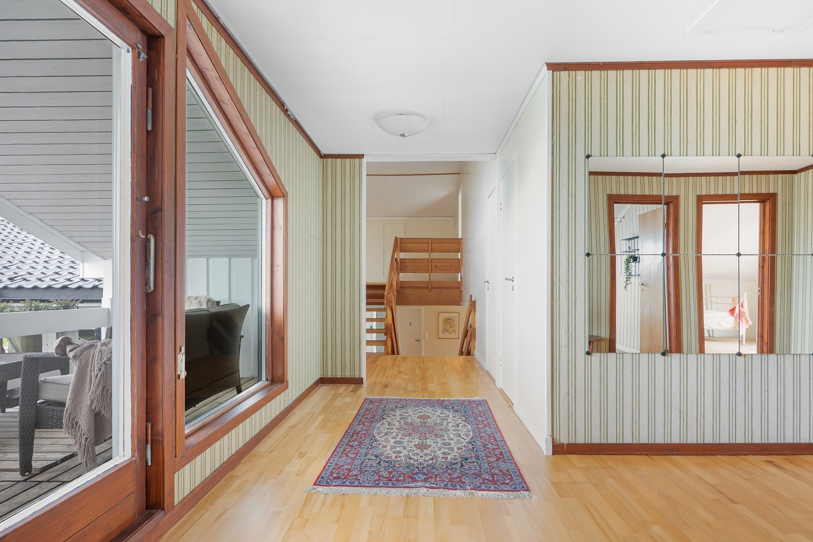 2.- og 3. etasje har bla.a. 5 soverom, bad, toalettrom og gang med utgang til veranda og plass til oppbevaring. Galleribilde