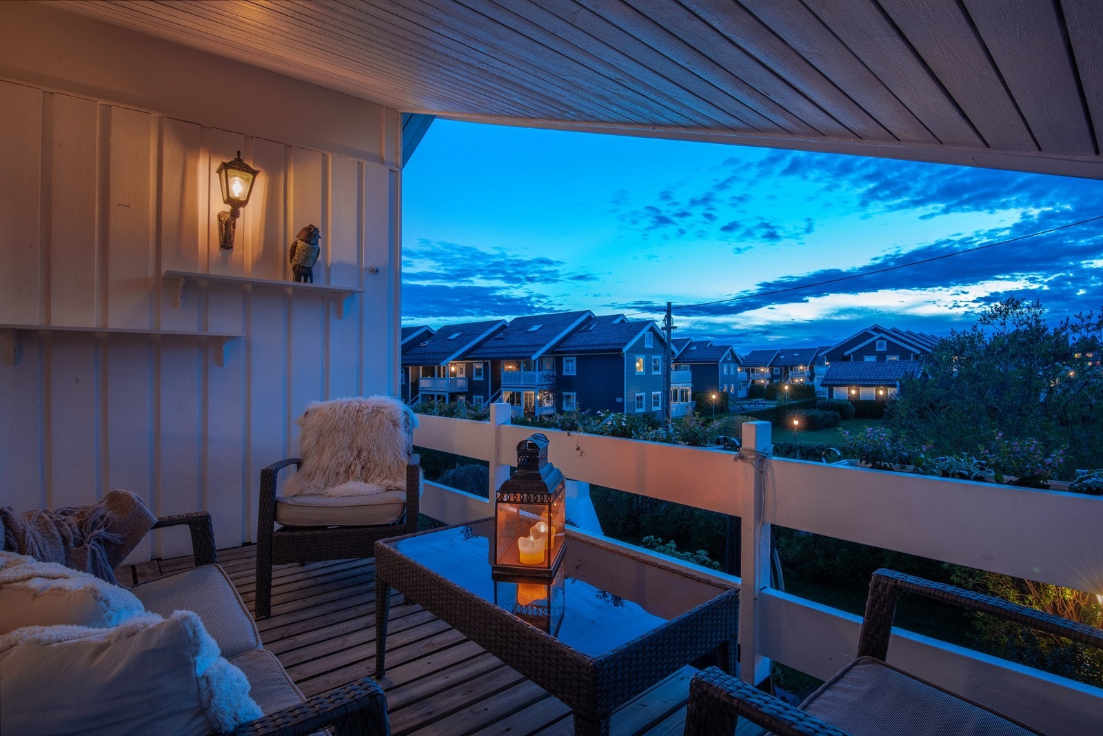 Fra veranda i 2. etg. er det hyggelig utsyn mot nabolaget og grønn hage. Nyt siste rest av ettermiddags- og kveldssolen før natten tar over. Galleribilde