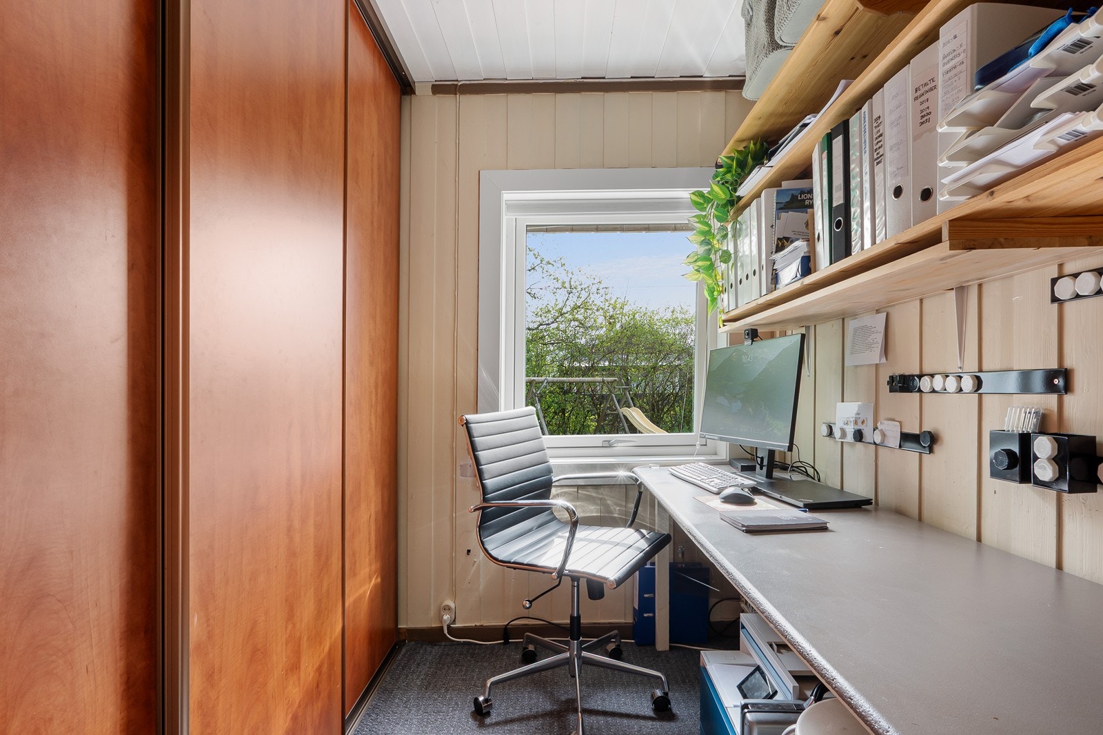 I 1.etg. er et soverom brukt som kontor med skyvedørsgarderobe og plassbygd pult og hyller. Galleribilde