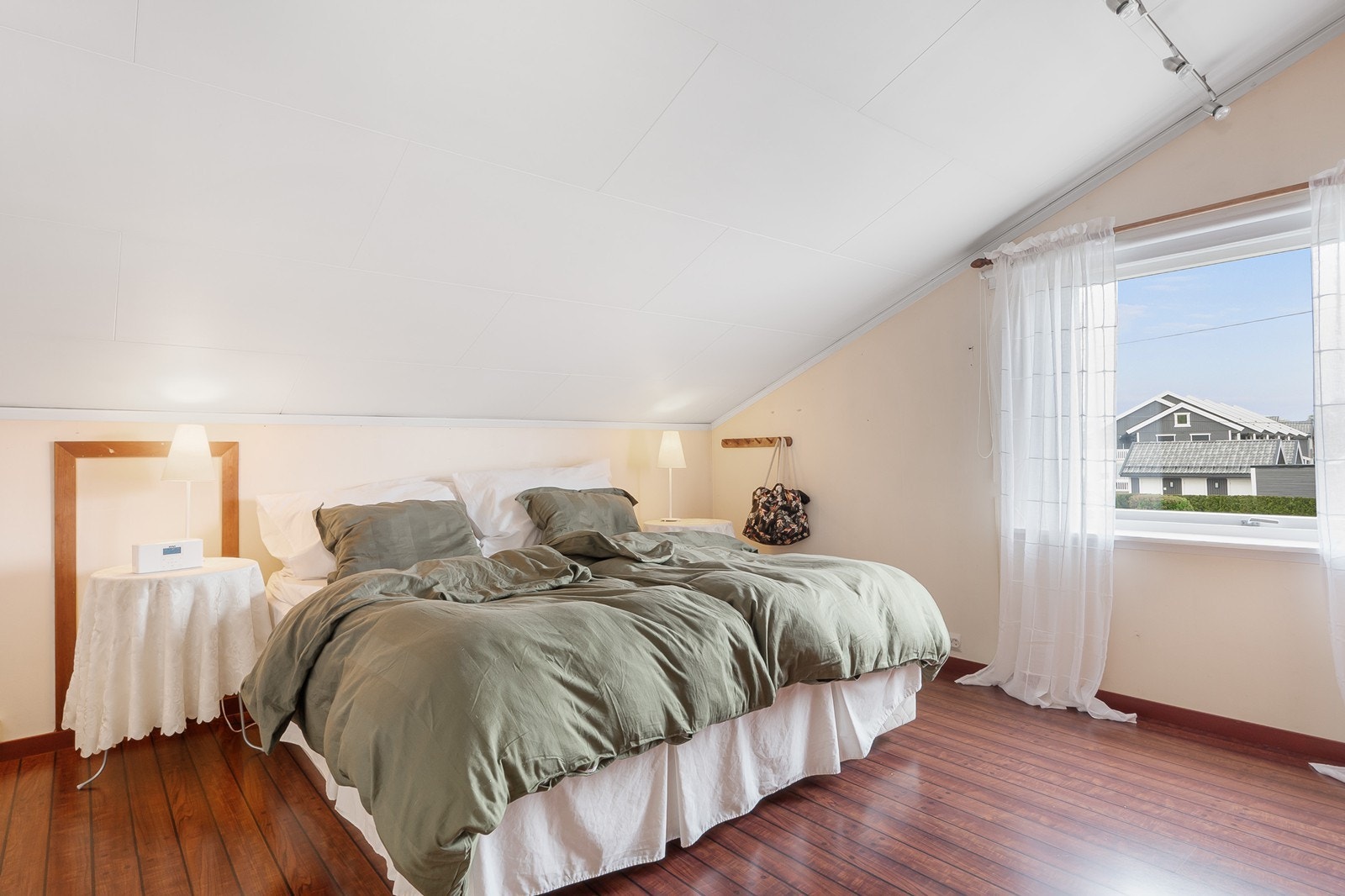 Soverommene er meget romslige med god plass til dobbeltseng og annet møblement. Galleribilde