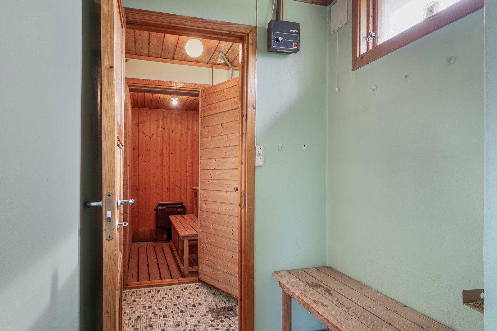 Gildehallen har et eldre, tildekket basseng og tilliggende er et omkledningsrom, dusjrom og badstue. Galleribilde