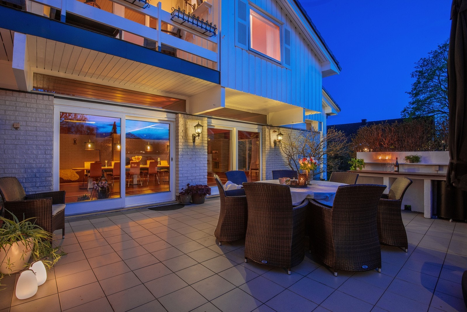 En stor familiebolig med uteplasser på til sammen hele 97 kvm i et rolig og etablert boligområde med kort vei til det meste. Galleribilde