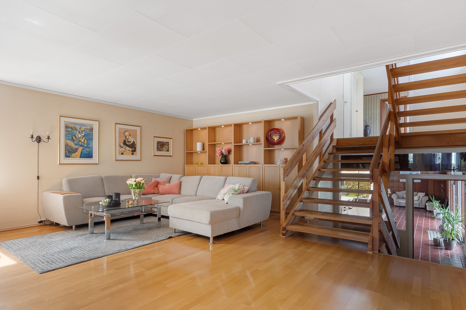 TV-stuen ligger innerst mot syd i etasjen, med varmepumpe og trapper som fører opp og ned. Galleribilde