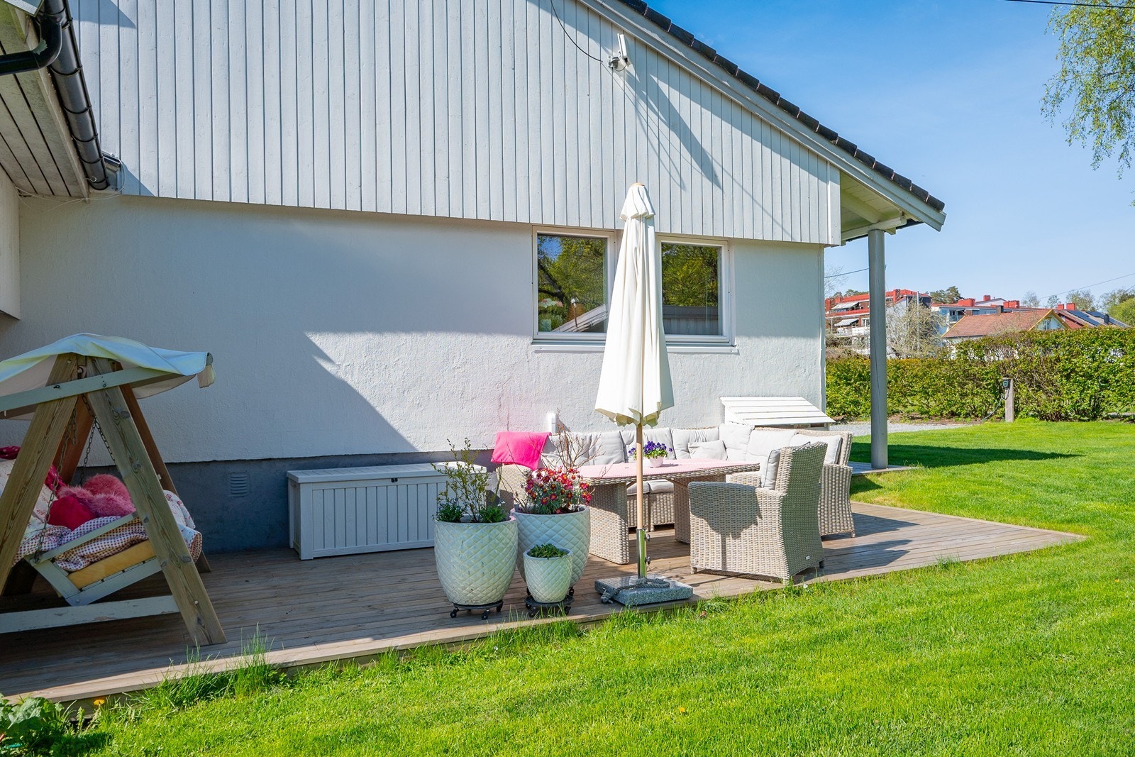 På boligens østside er en frokostterrasse der morgener og formiddager nytes i solveggen på 22 kvm terrasse. Galleribilde