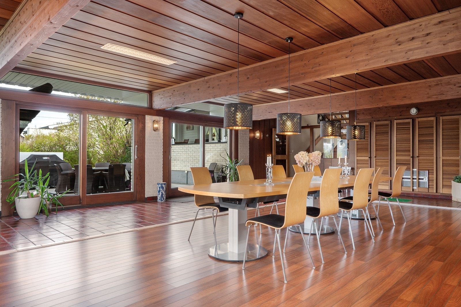 Gildehallen byr på over 100 kvm med boltreplass og et hav av innredningsmuligheter! Rommet har flislagt gulv med varmekabler og to murte peiser for oppvarming og peishygge. Under del med skipsgulv er et opprinnelig svømmebasseng som er tildekket Galleribilde