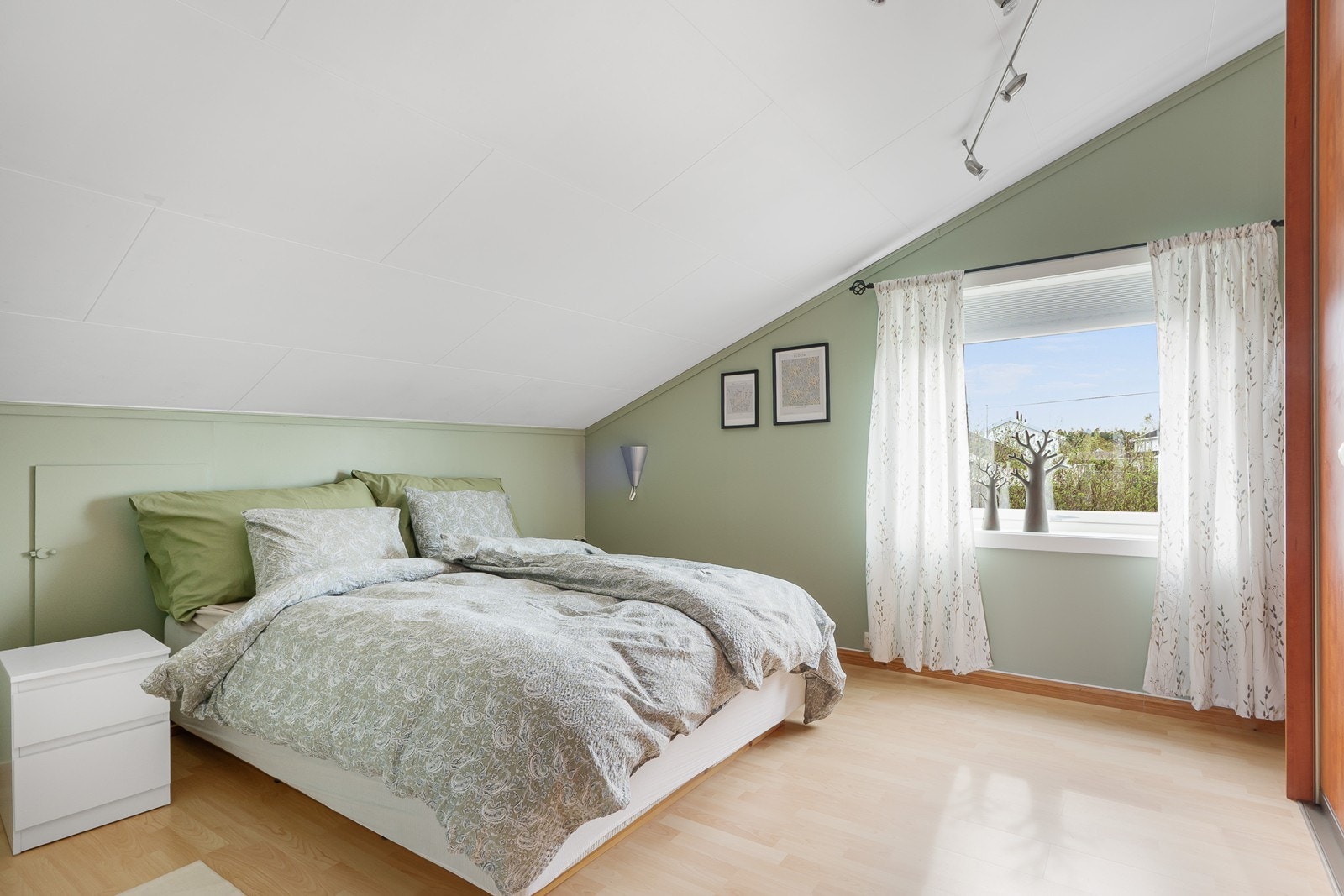 Flere av rommene har tilgang til kneloft og er innredet med garderobeskap eller skyvedørsgarderobe. Galleribilde