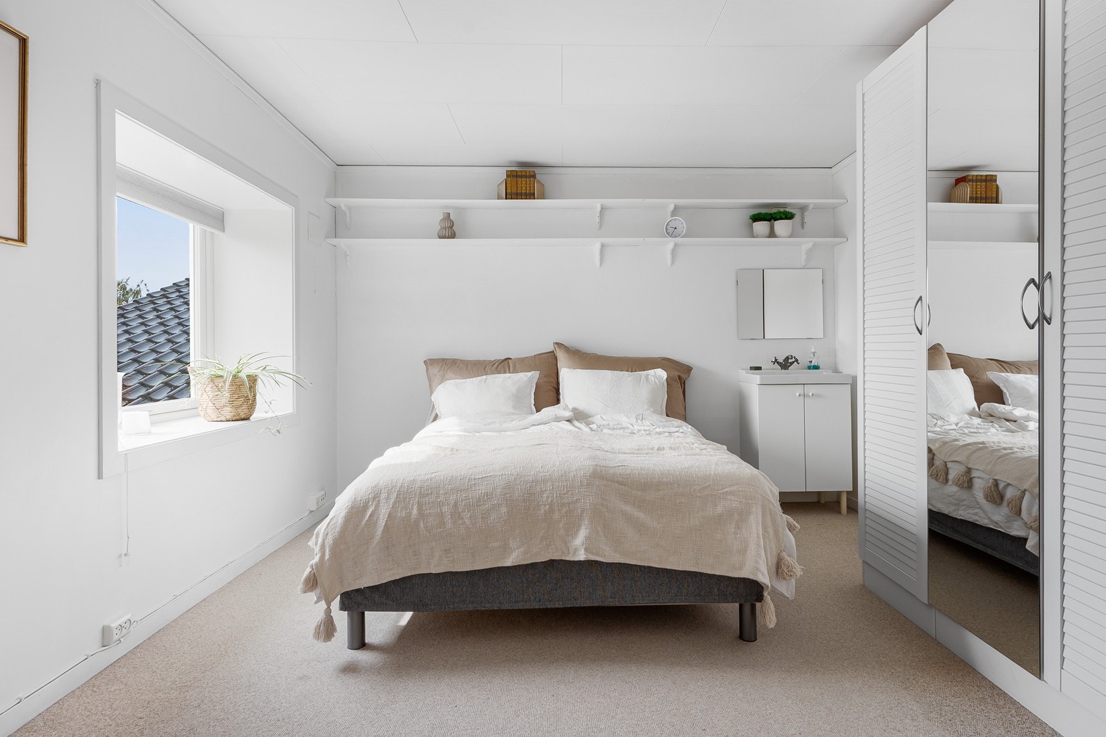 Soverom i 3. etasje har dessuten servantskap med vask og speil. Galleribilde