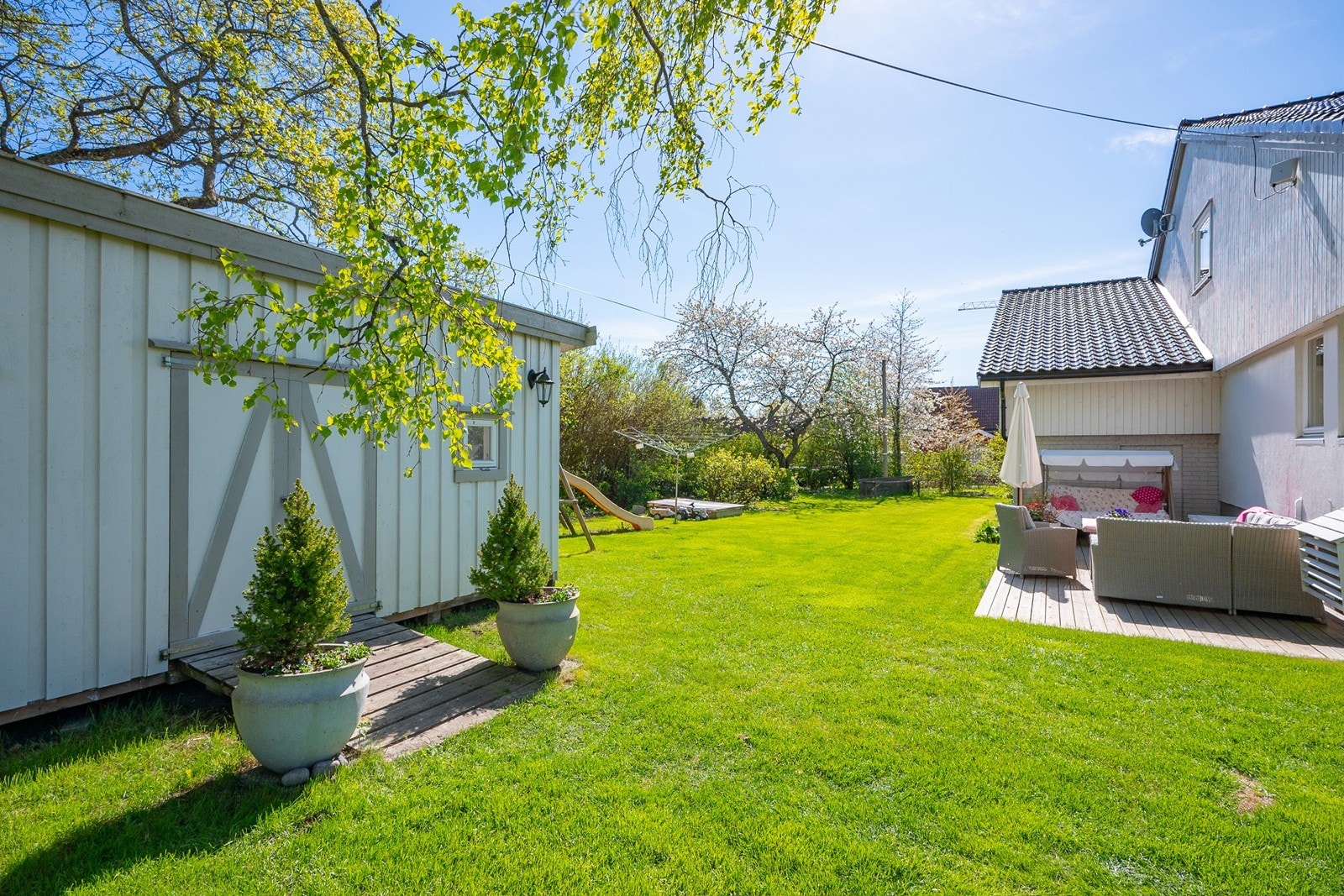 Her er også utebod på 17 kvm med "rampe" til f.eks. trillebår og sykler - ideell for sesongutstyr, hageredskaper o.l. Galleribilde