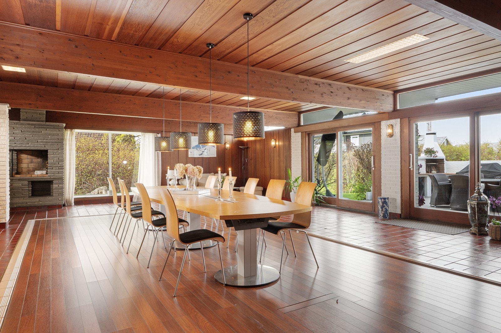 Fra gildehallen gir to store skyvedører en sømløs overgang mellom ute og inne. Galleribilde