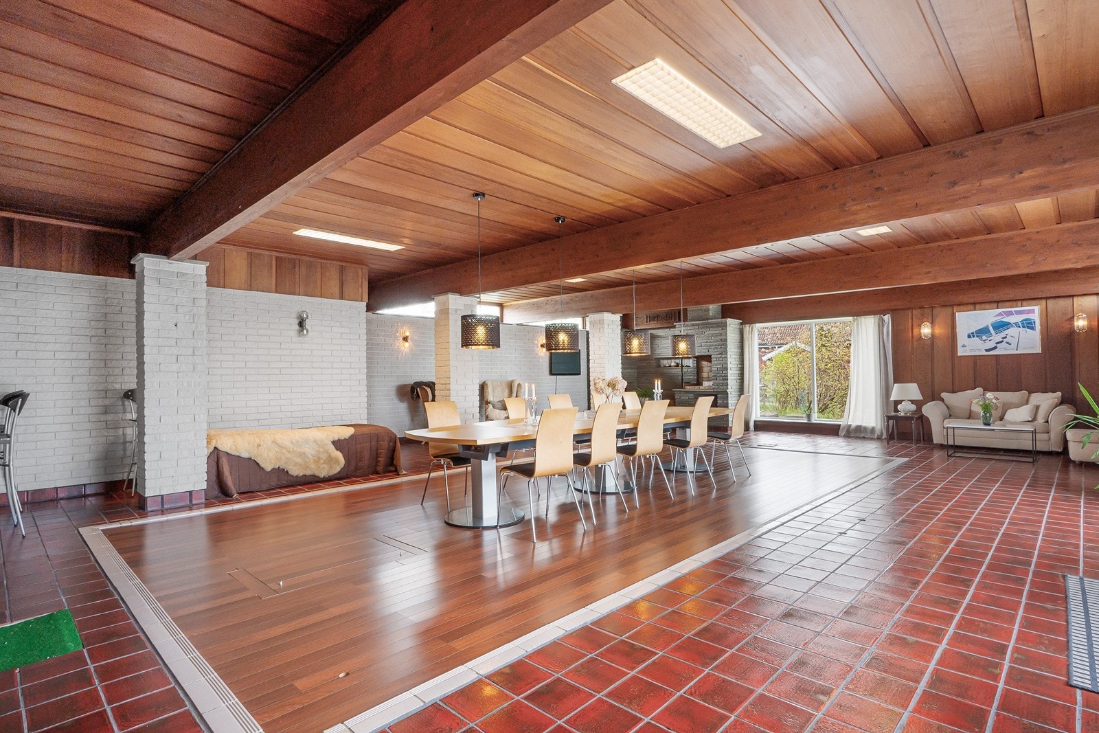 I underetasje er rommet som gir boligen det lille ekstra; gildehallen - over 100 kvm med boltreplass og et hav av innredningsmuligheter! Bassenget kan inspiseres ved bruk av luke i tregulv Galleribilde