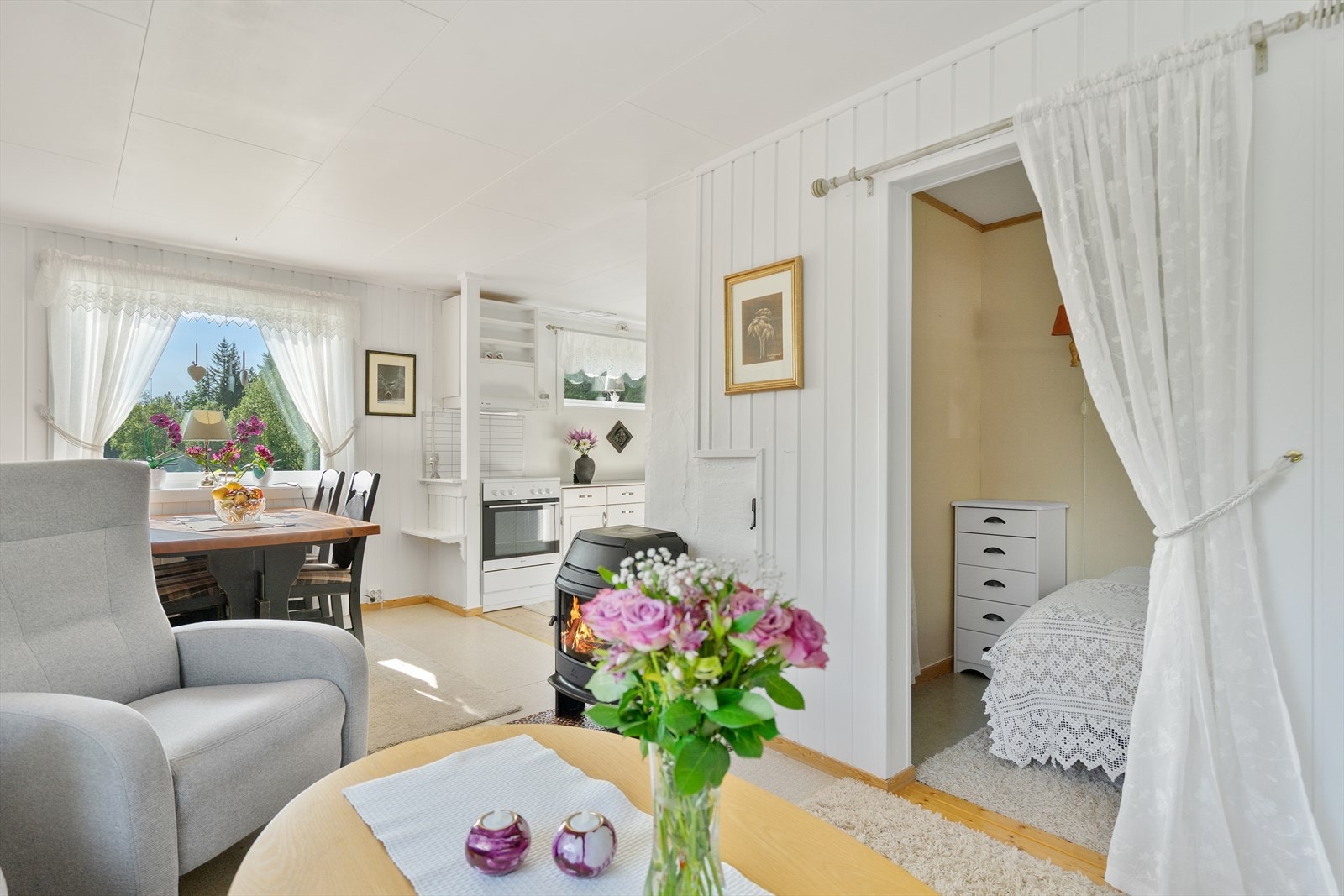 Vedfyring i stue. Galleribilde