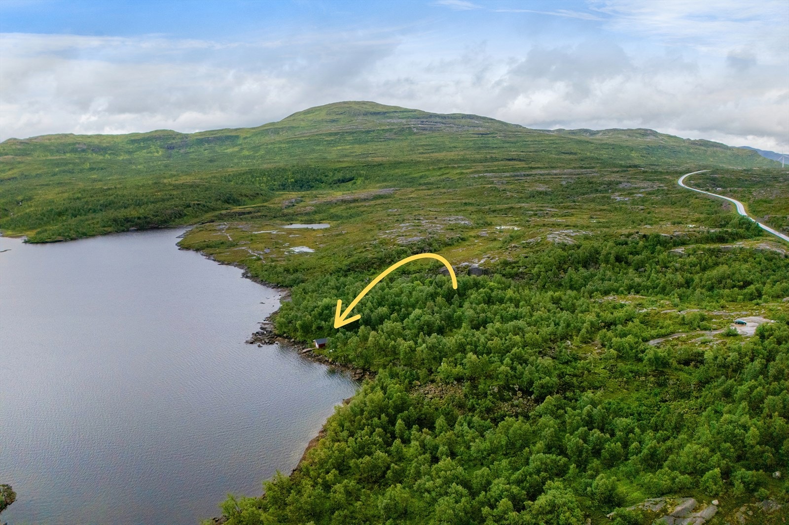 Fritidsboligen eier også 50% av et naust, kort vei unna parkeringsplassen. Galleribilde