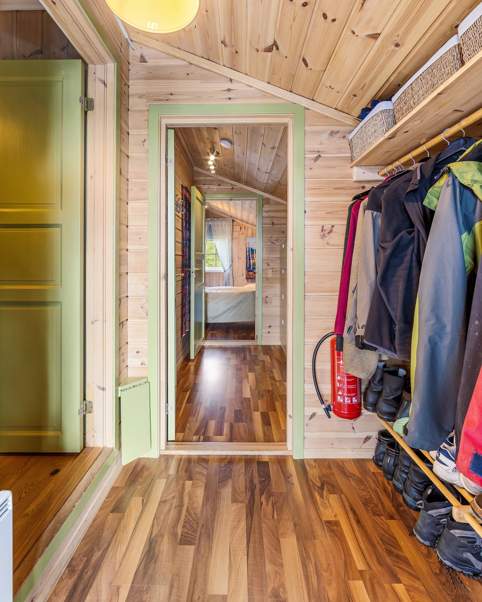 Velkommen inn, her er det god plass til oppbevaring av bekledning og fottøy. Galleribilde