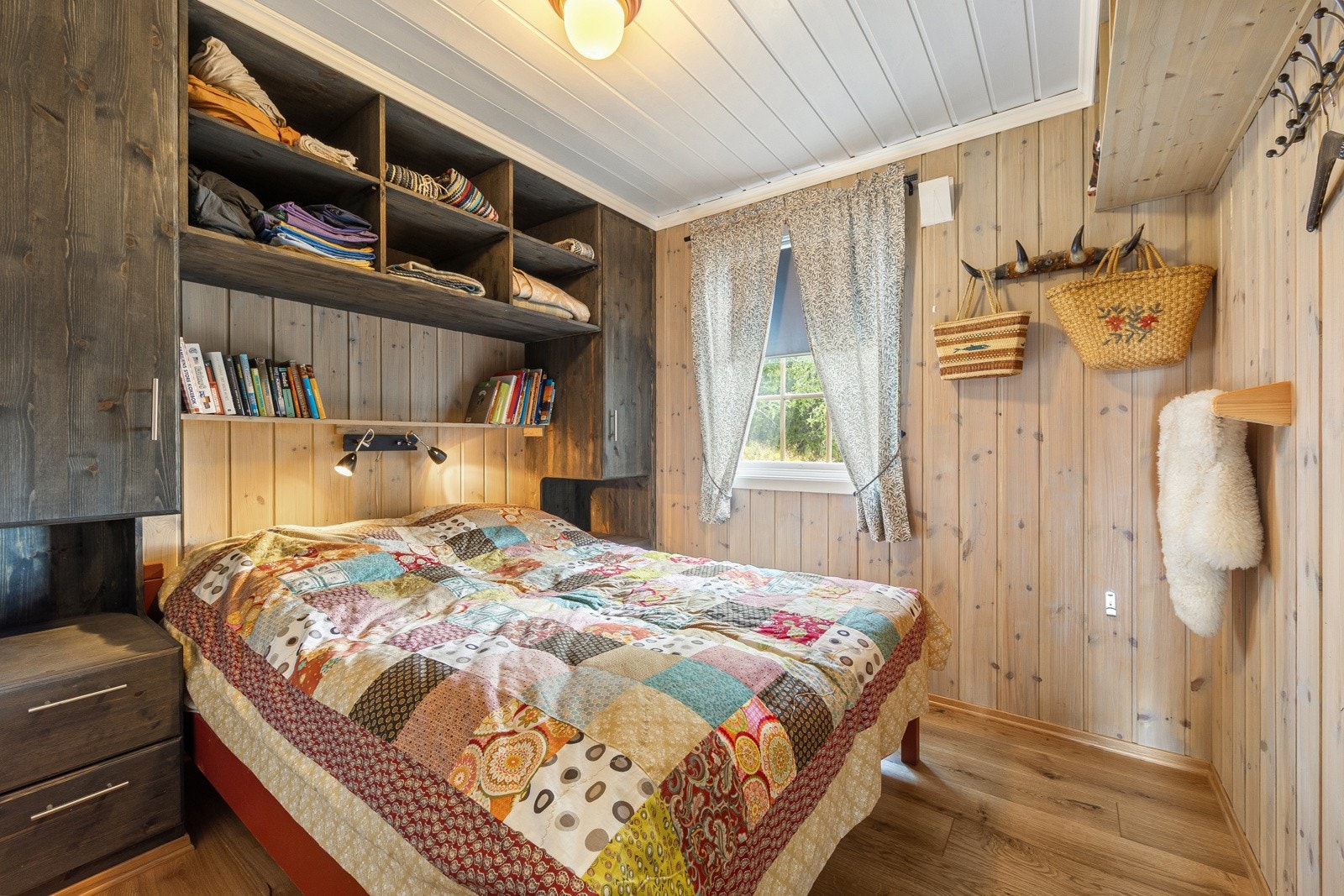 Hytta inneholder totalt 3 soverom .Alle rommene har gode vindusoverflater som skaper en behagelig atmosfære. Galleribilde