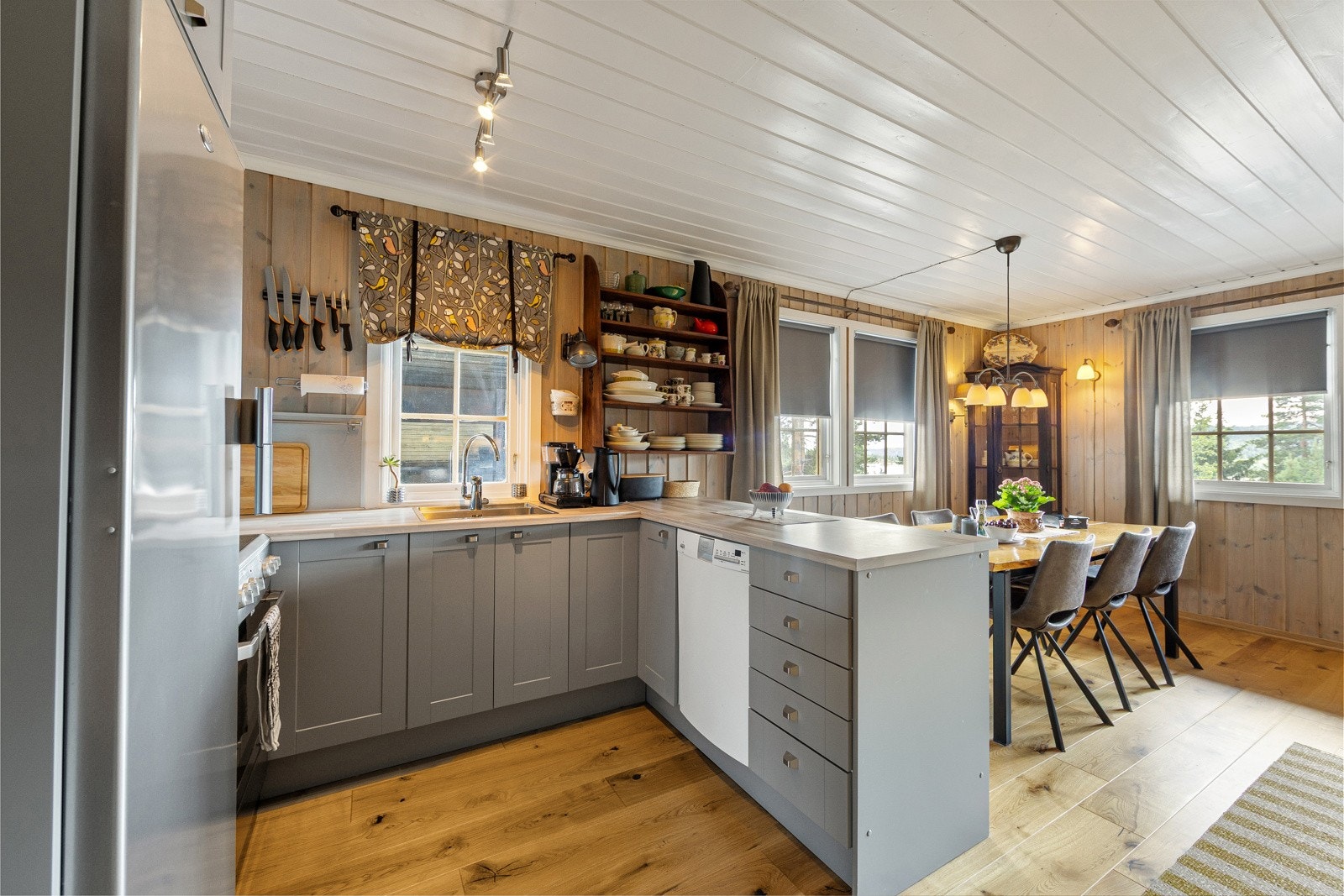 Kjøkkenet er innredet med profilerte fronter og benkeplate i laminat. Det er installert kjøleskap, platetopp og stekeovn. Galleribilde