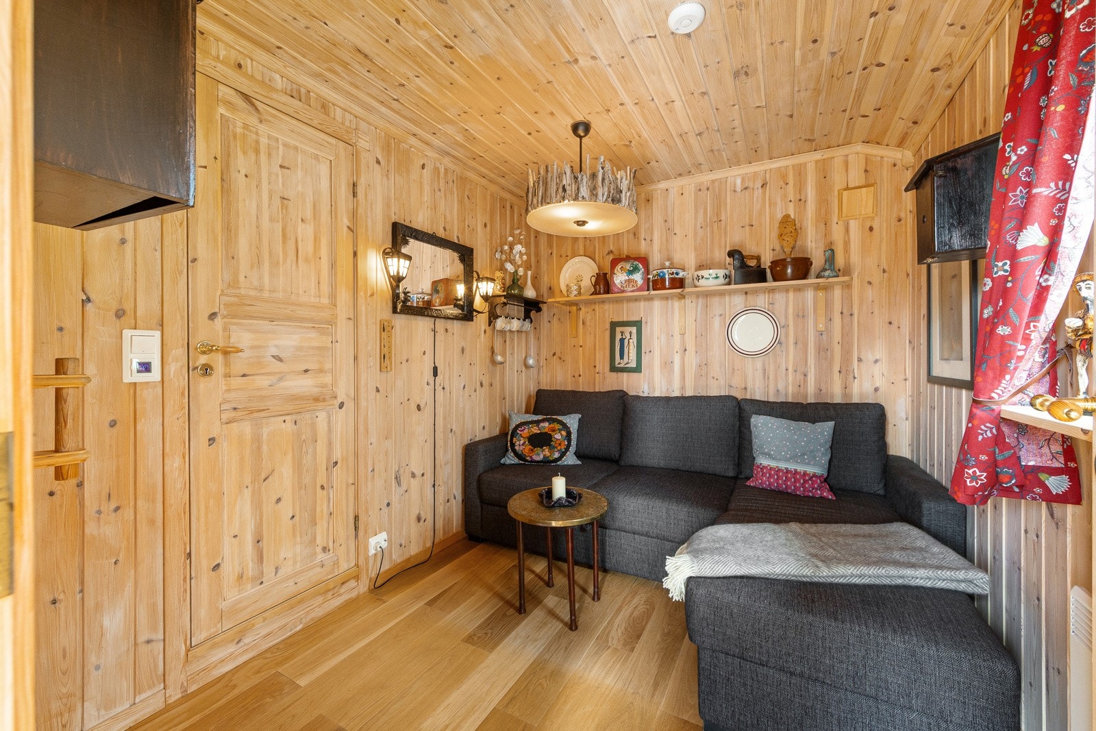 Rommet har fleksible møbleringsmuligheter og egner seg godt for innredning med eksempelvis sovesofa, køyeseng og TV, noe som gir ekstra soveplasser og mulighet for en egen oppholdssone. Galleribilde