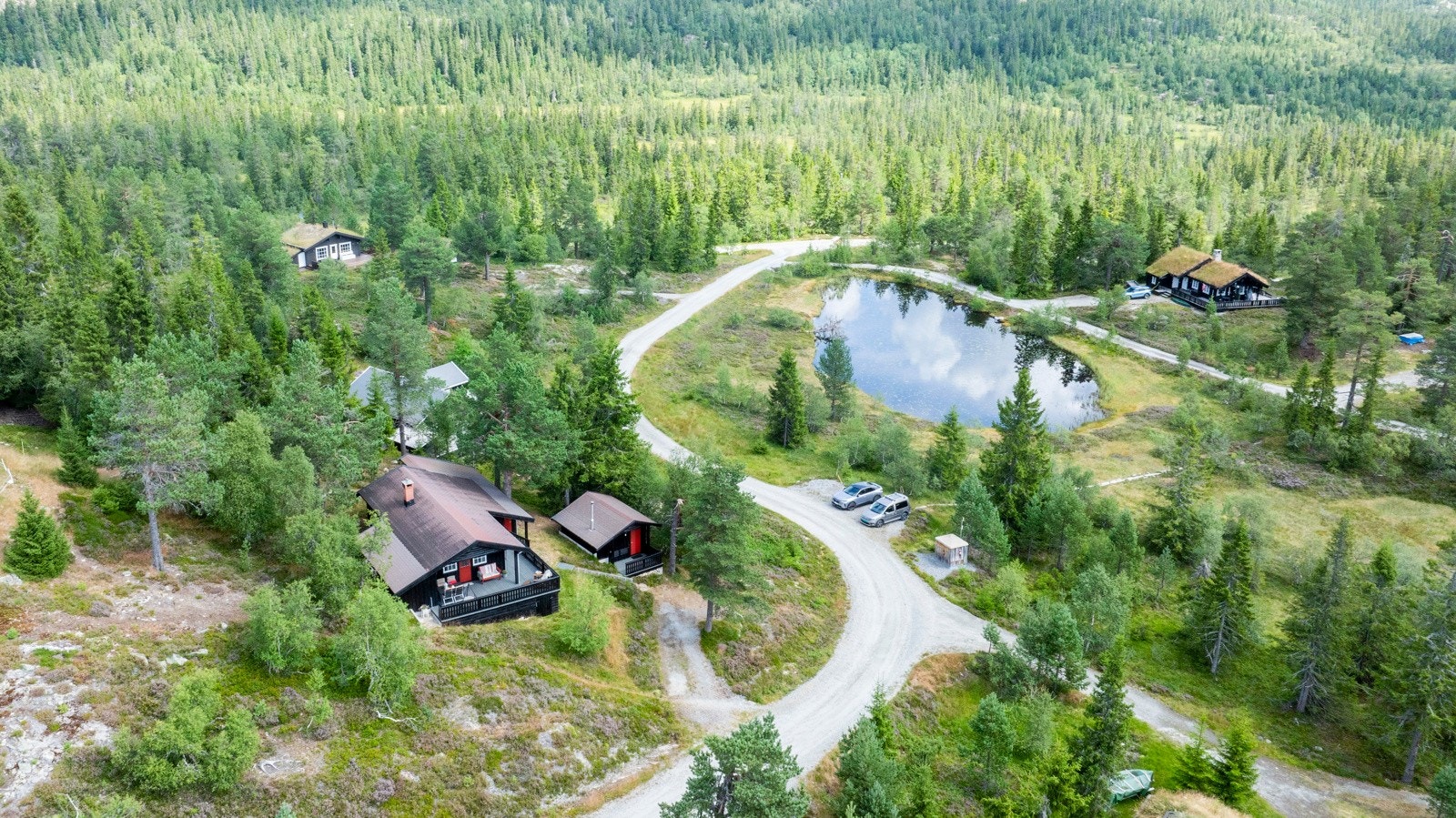 Rett utenfor hytteveggen ligger alt til rette for at både barn og voksne skal kunne trives når de er på ferie på hytta. Galleribilde