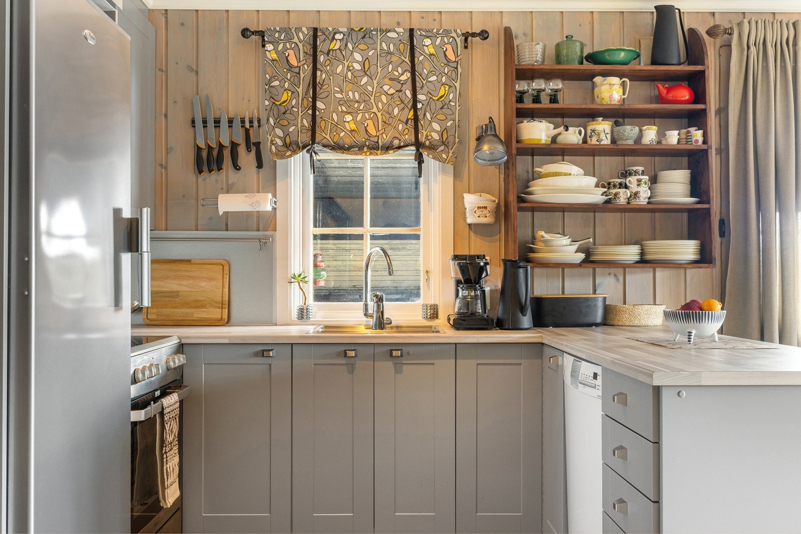 Innredningen fremstår som funksjonell og praktisk, med god utnyttelse av tilgjengelig plass. Galleribilde