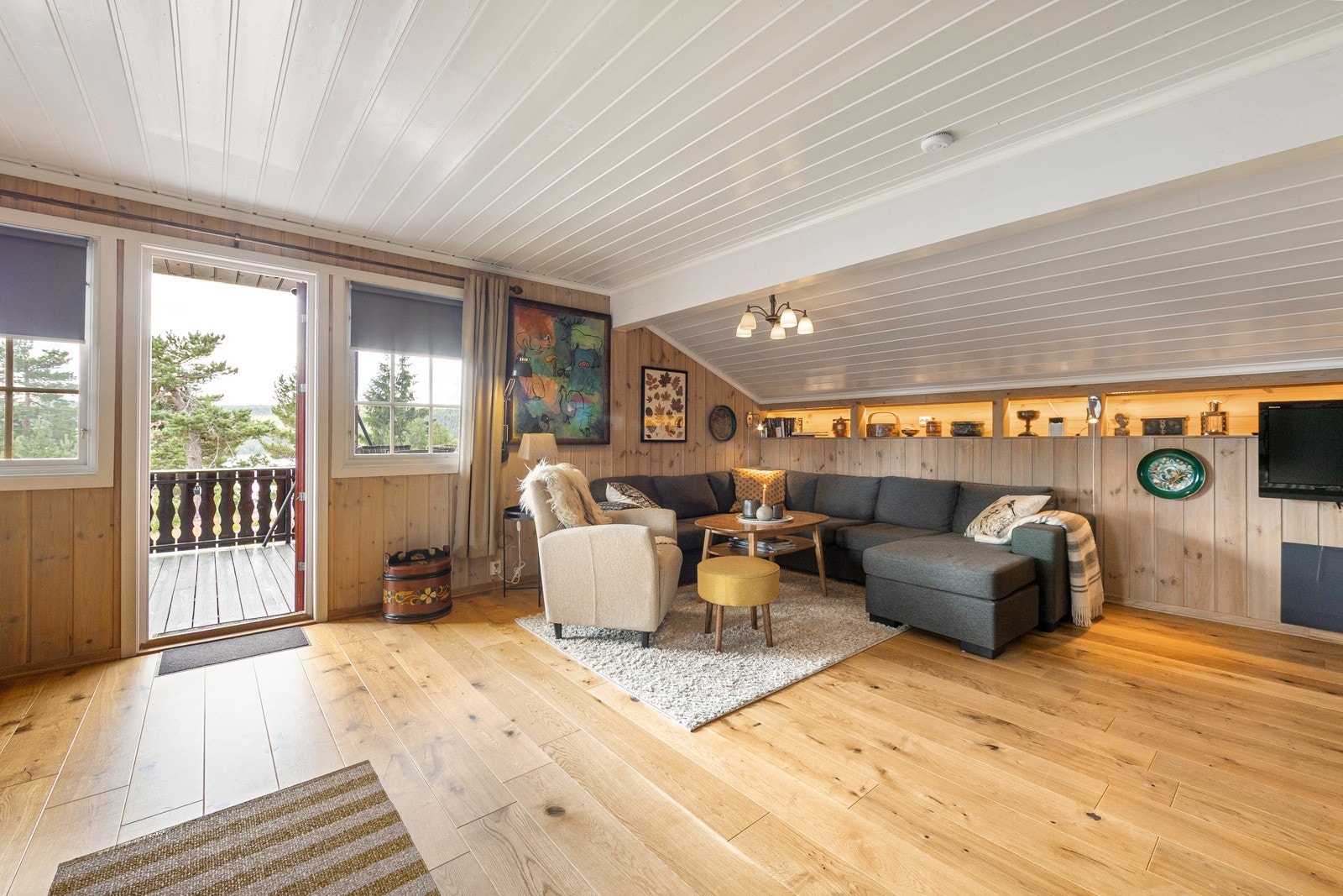 Her er det god plass til sofagruppe der du og dine nære kan samles etter en lang dag ute i de vakre omgivelsene. Galleribilde