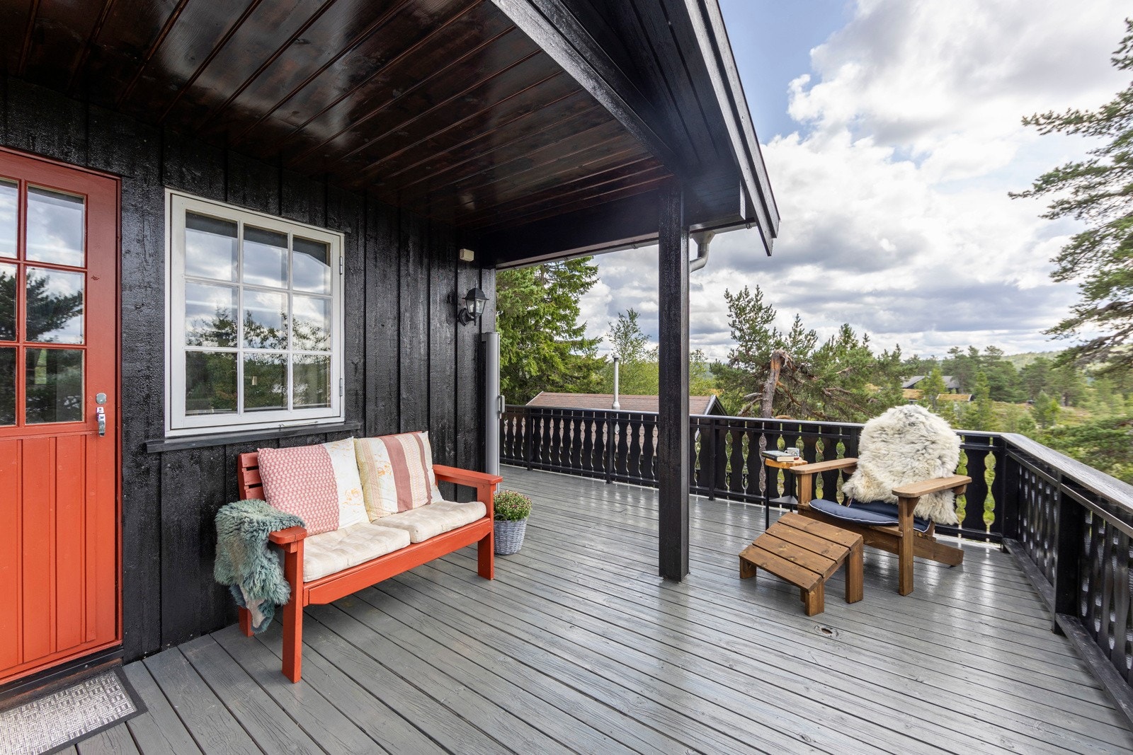 Stor terrasse med svært gode solforhold. Galleribilde