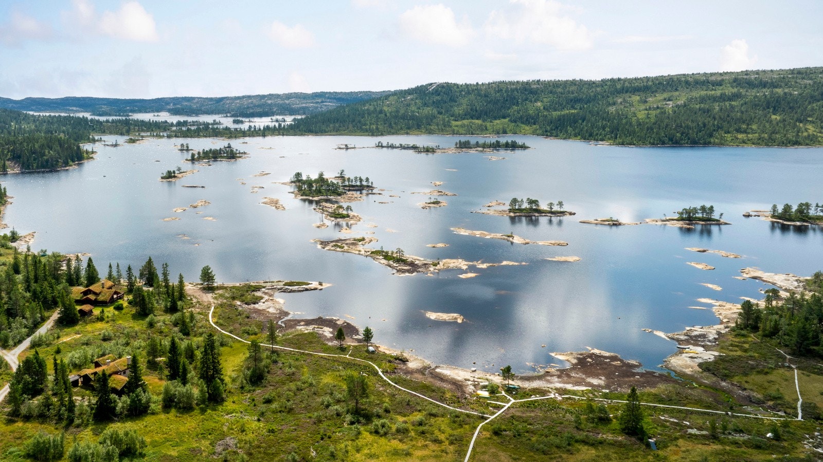 Eiendommen ligger vakkert til ved bredden av Breilivatnet - en liten, pittoresk innsjø som speiler årstidene på magisk vis. Galleribilde