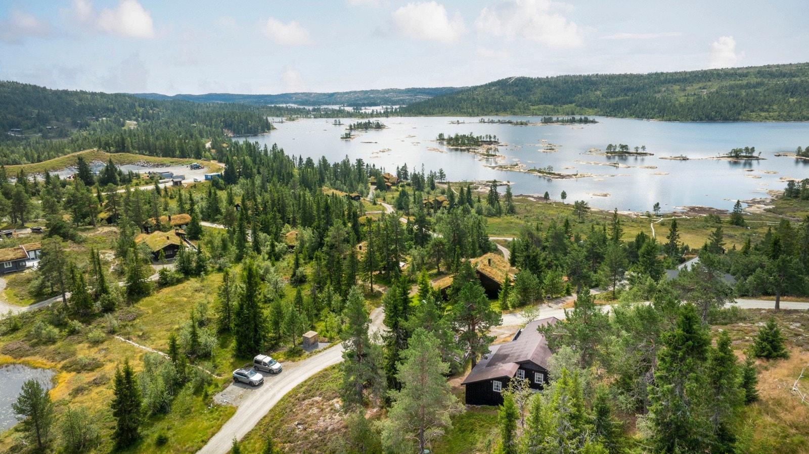 Området er et eldorado for deg som elsker friluftsliv. Her finner du milevis med turstier, stier for sykling, og urørt natur rett utenfor døren. Galleribilde