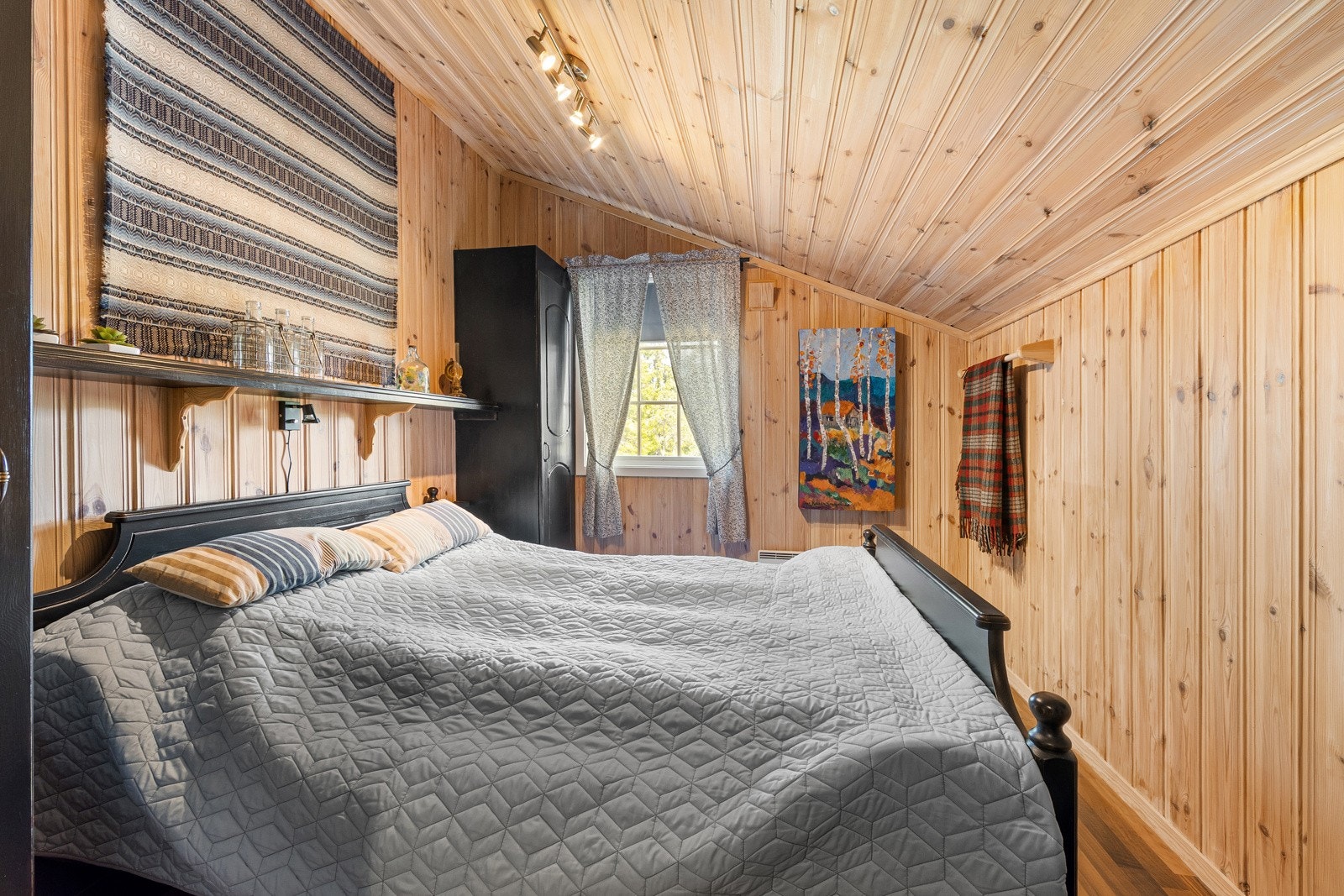 To av soverommene er i dag innredet med dobbeltseng og har plass til nattbord og garderobeskap, mens det andre er innredet med køyesenger. Galleribilde