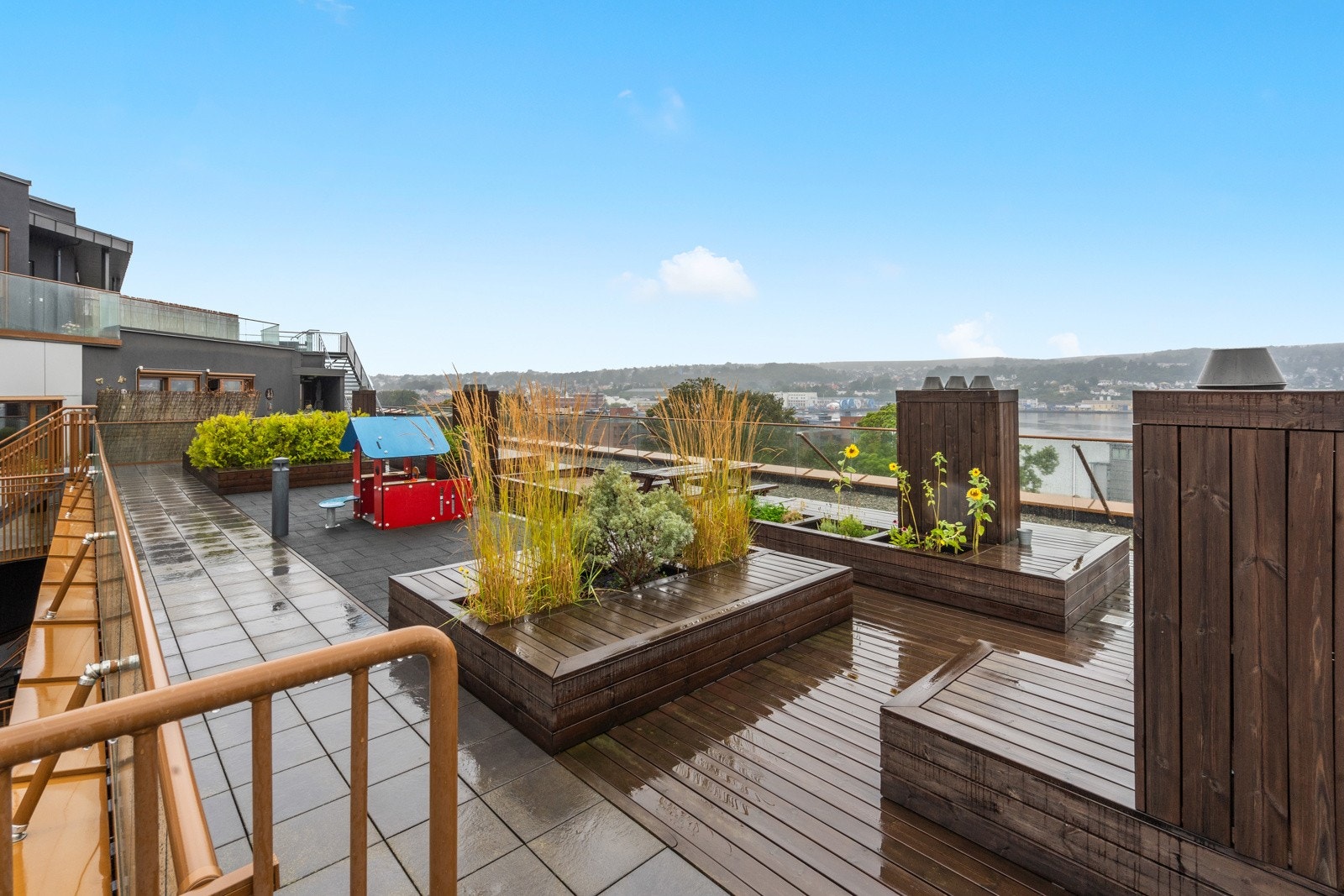 Felles takterrasse med flott utsikt over byen og sjøen. Galleribilde