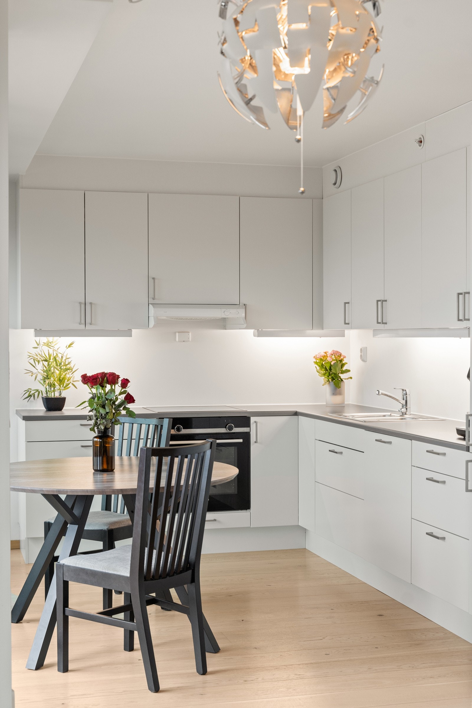 Det er plass til spisegruppe i tilknytning til kjøkkenet. Galleribilde