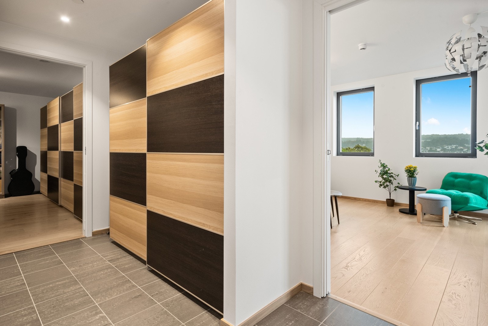 I tillegg til garderobeskapet ved entréen er det rikelig med garderobeskap videre ned i gangen. Galleribilde