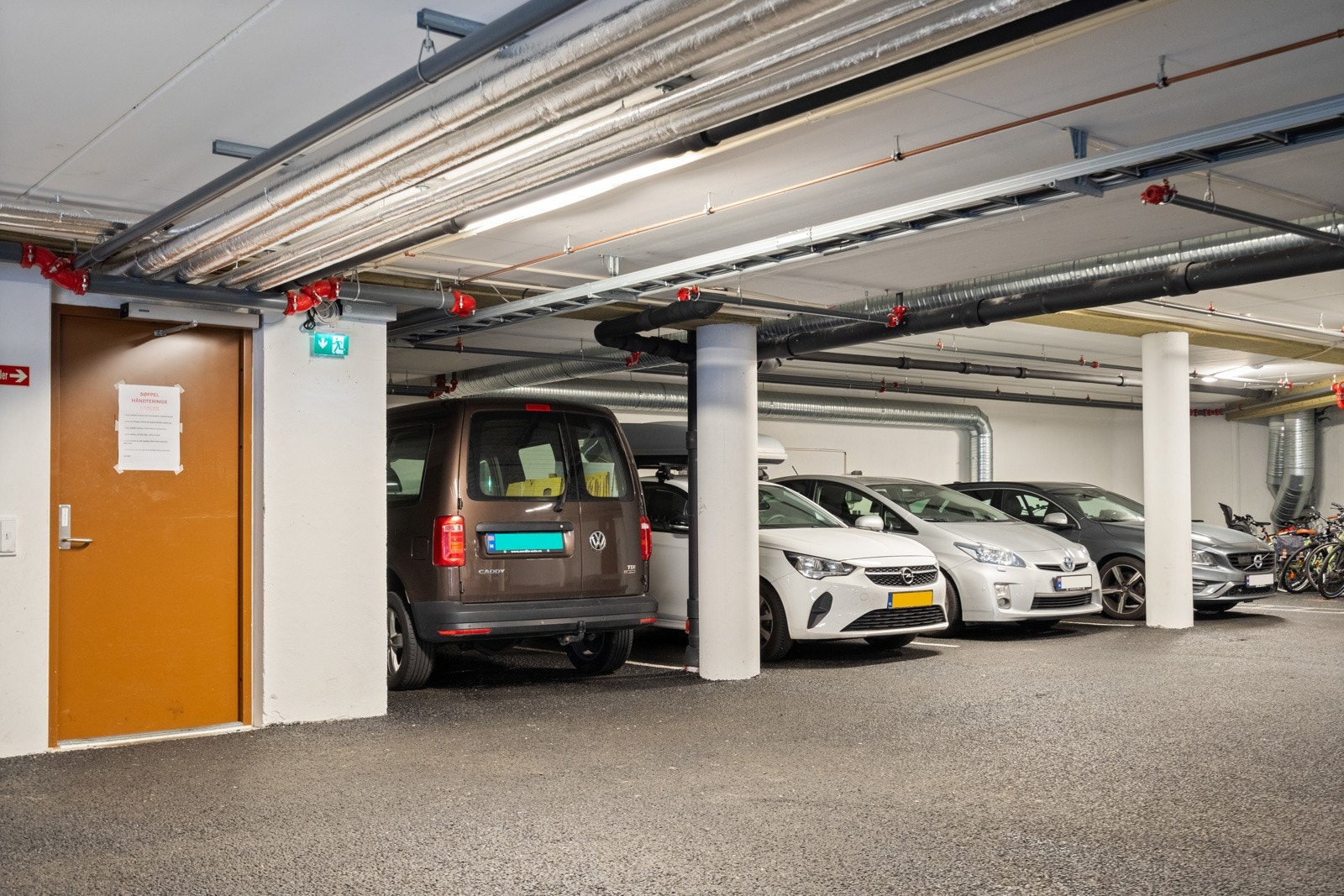 Garasjeplass i felles garasjeanlegg, samt en sportsbod på ca. 5 kvm. Det er tilrettelagt for installasjon av ladeboks til elbil. Galleribilde