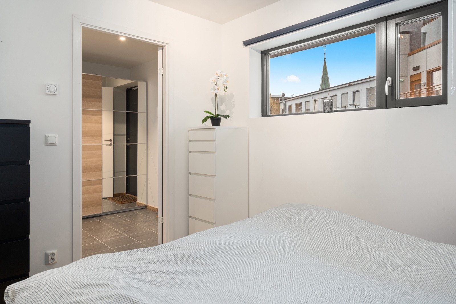 Begge soverommene vender ut mot rolige omgivelser og det minste soverommet har plass til dobbeltseng, nattbord og kommode. Galleribilde