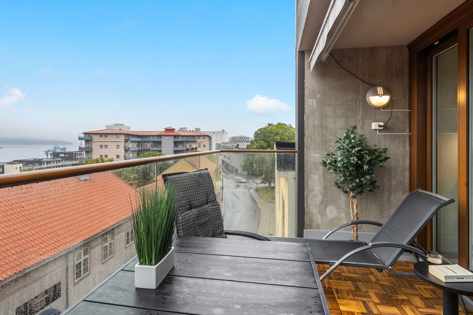 Solrik balkong med ettermiddags- og kveldssol og plass til sittegruppe og solseng. Galleribilde