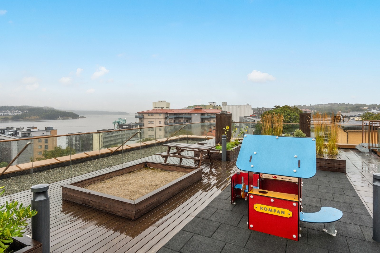 Midt i sentrum - nær butikker, kafeer og kollektivknutepunkt. Galleribilde