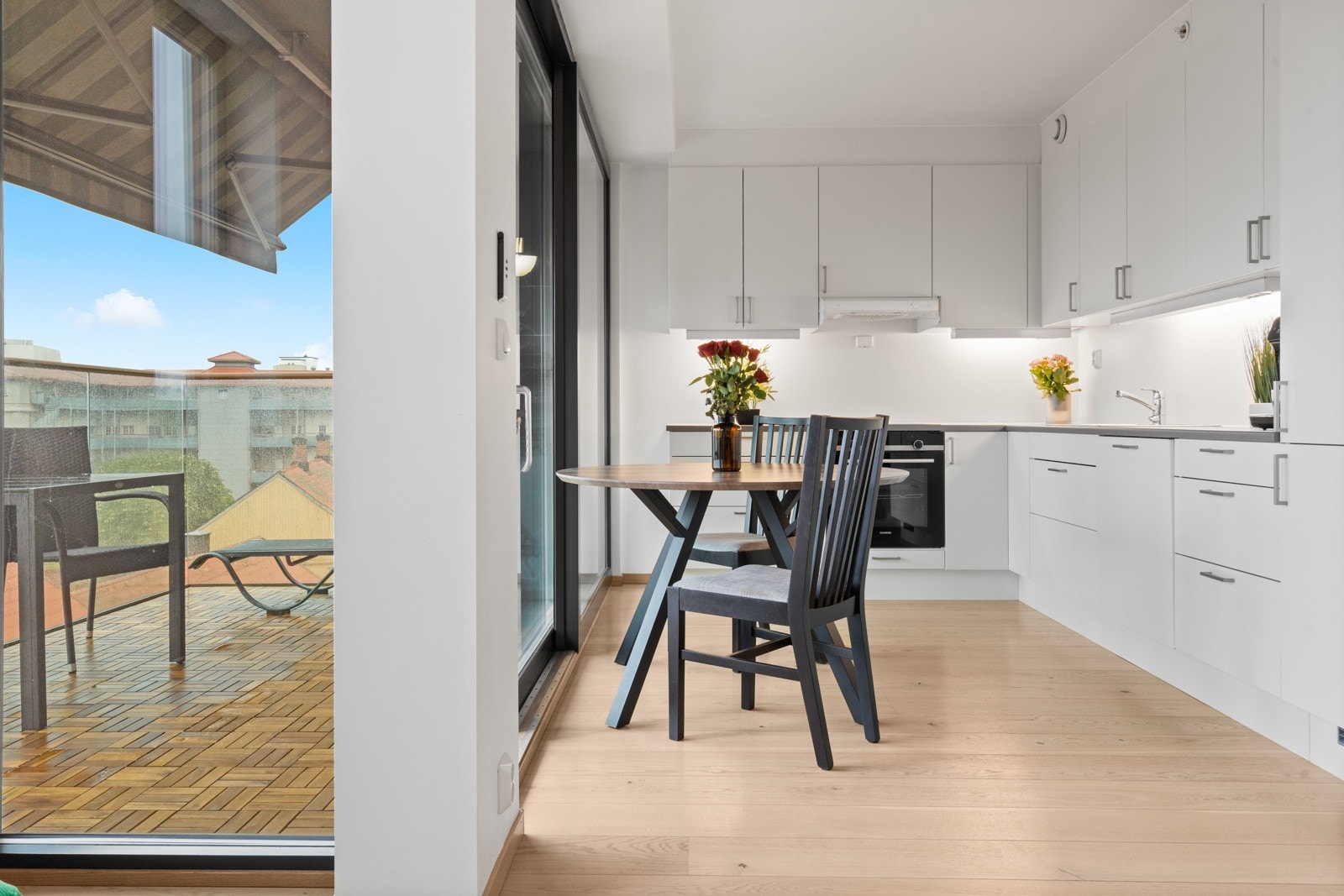 Det er flott sjøutsikt fra både stue og kjøkken. Galleribilde