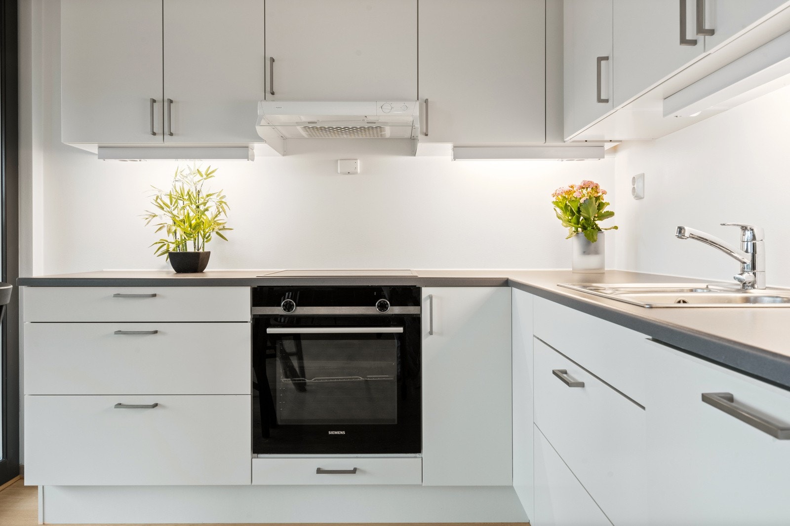 Her er det god benkeplass og praktiske løsninger for hverdagen. Galleribilde