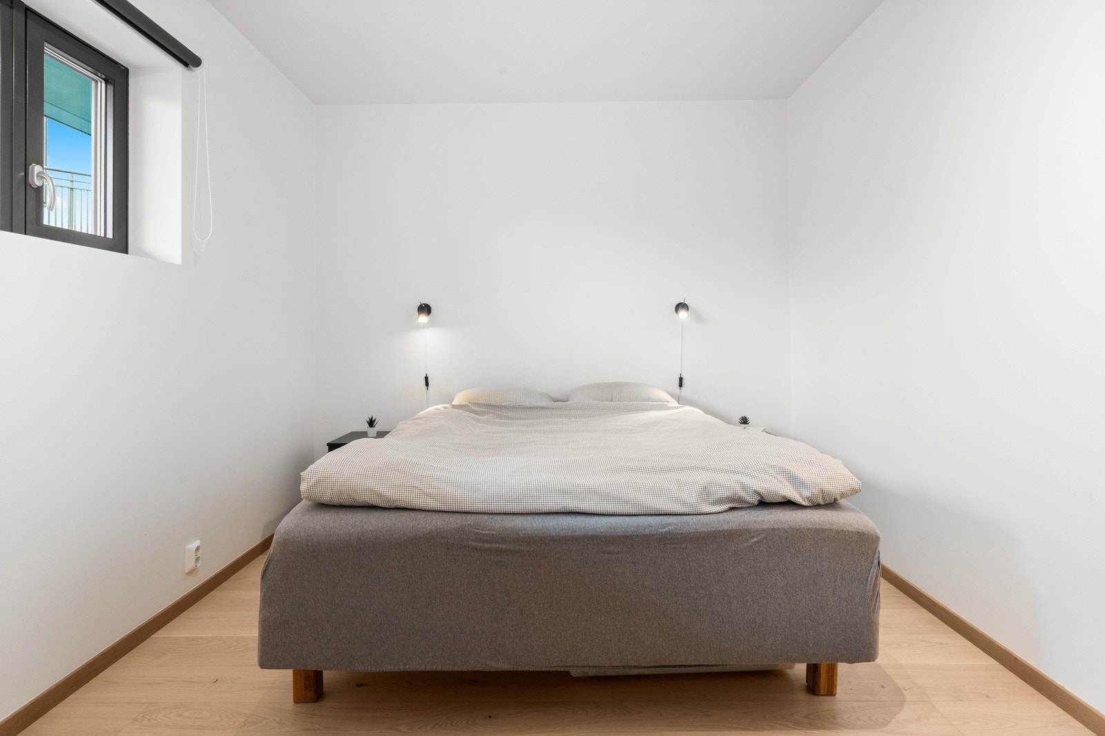 Leiligheten har to gode soverom som gir fleksibilitet for både familie, gjester eller hjemmekontor. Galleribilde