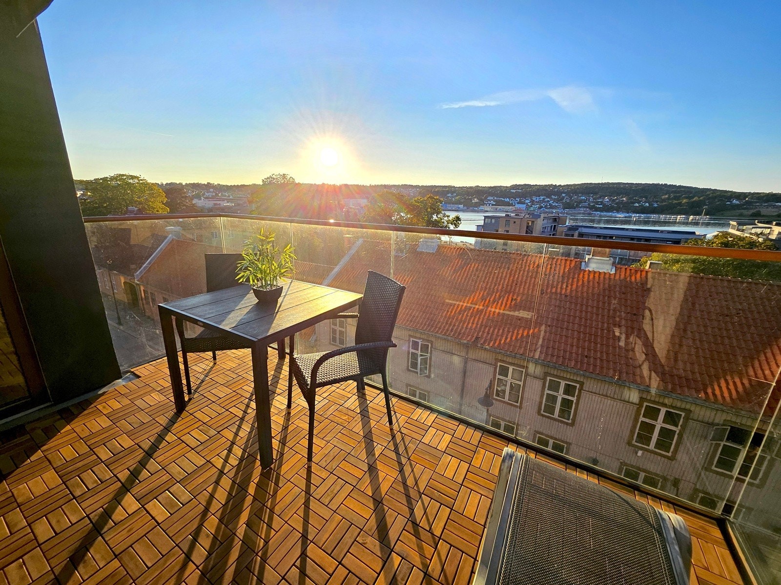 Nyt spektakulære solnedganger over sjøen. Galleribilde