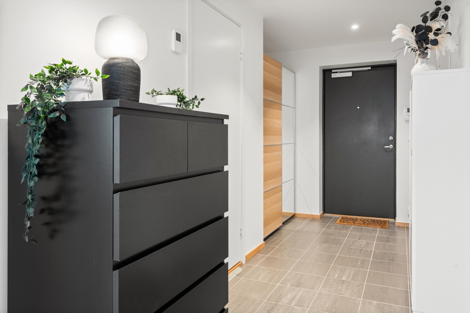 De lyse overflatene og vannbåren gulvvarme gir et lunt og velkomment førsteinntrykk. Galleribilde