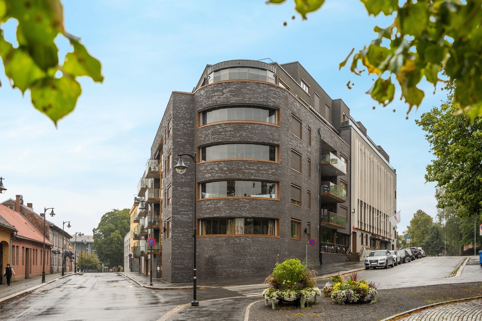 Et arkitektonisk spennende bygg fra 2019 i teglstein, med heis, felles takterrasse og særdeles sentral beliggenhet. Galleribilde