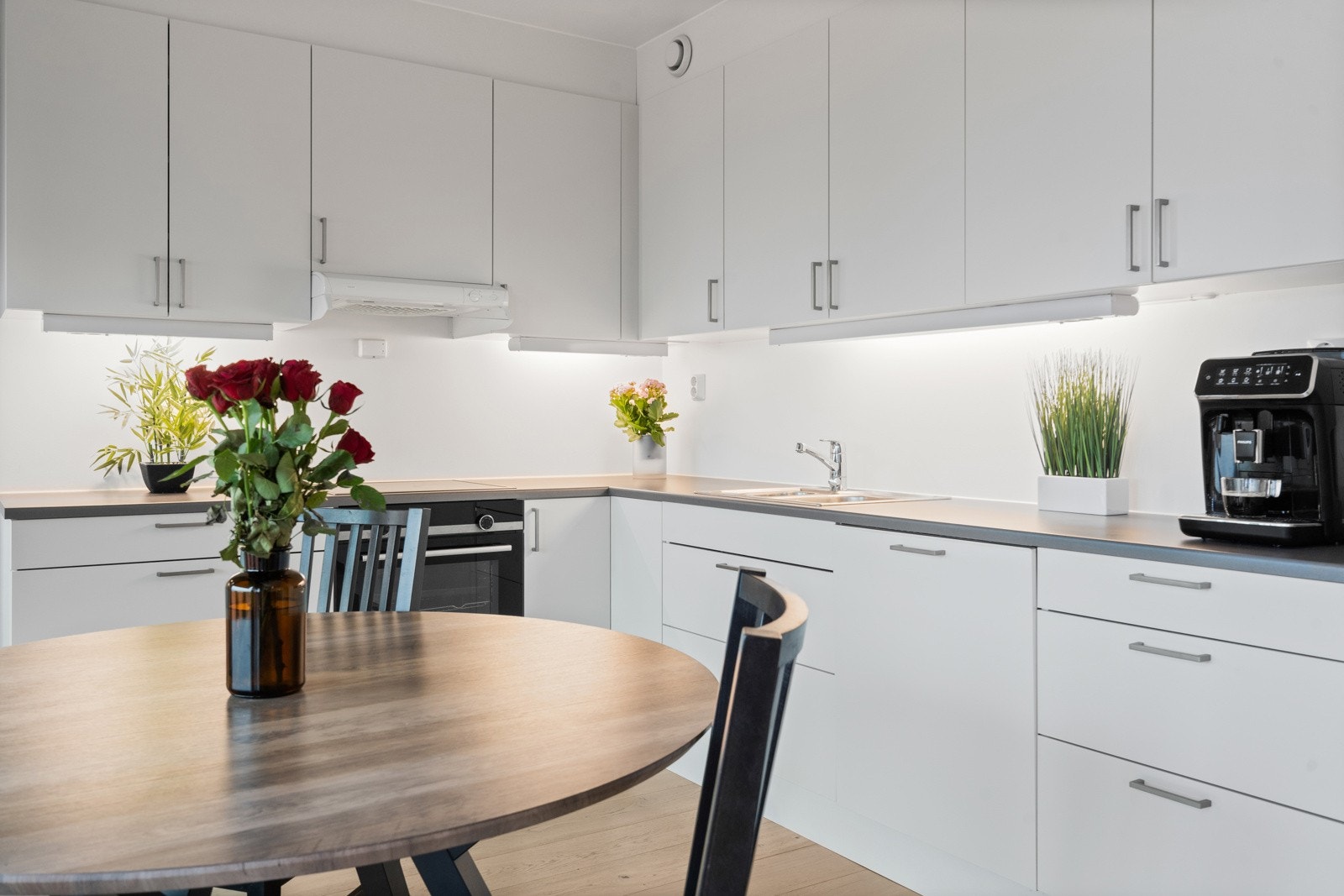 Stilren kjøkkeninnredning fra Sigdal med integrerte hvitevarer. Galleribilde