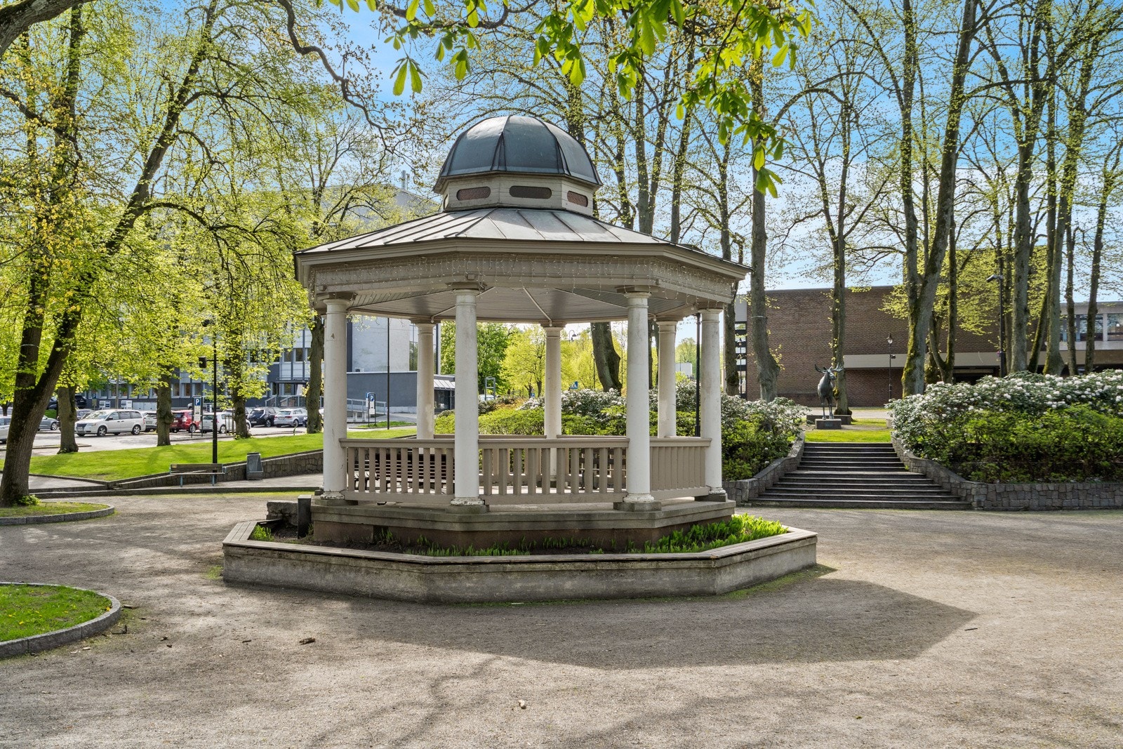 Rett utenfor leiligheten ligger Paviljongen, som er et flott tilholdssted på varme sommerdager eller vinterstid når parken omdannes til skøyteis. Galleribilde