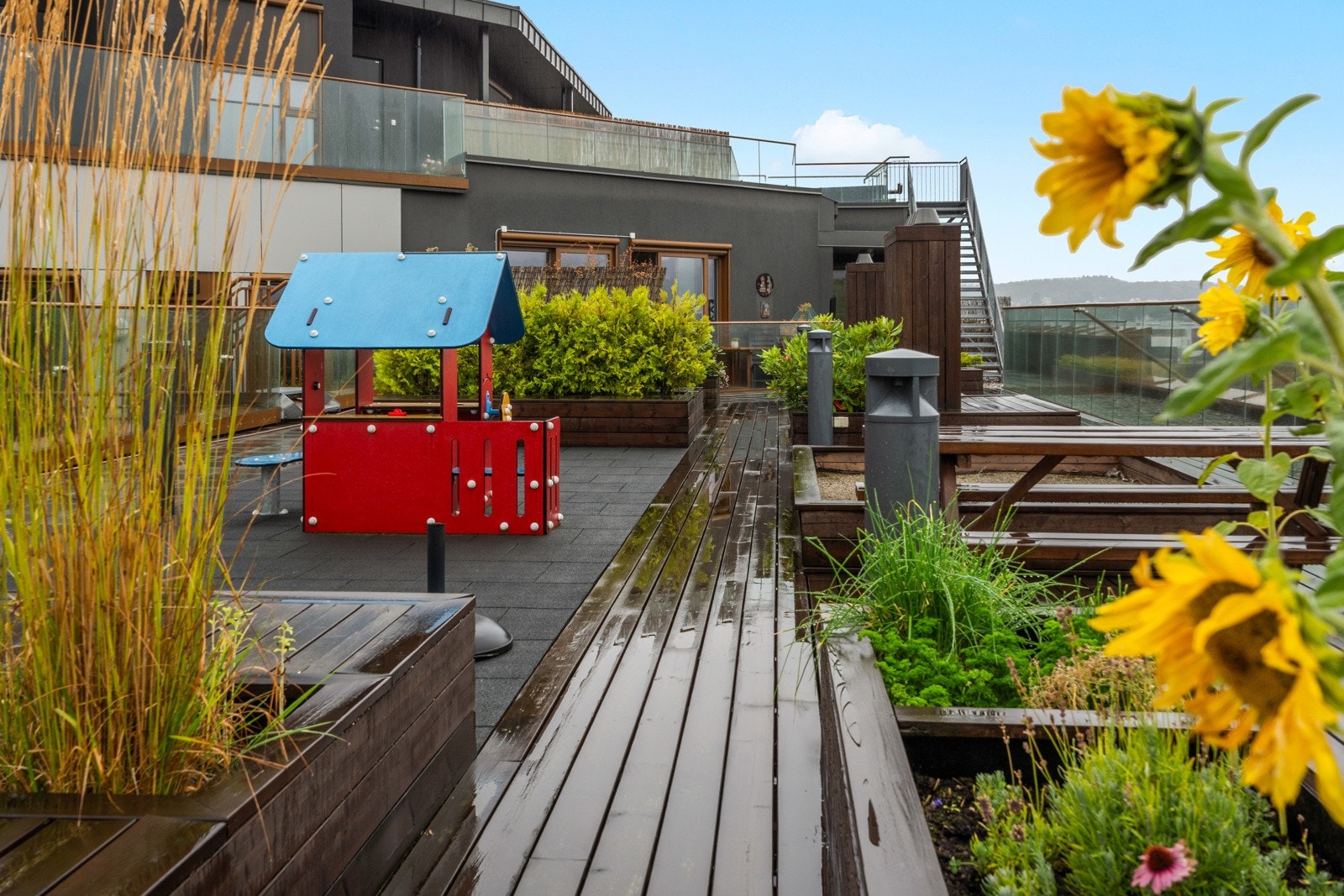 For rekreasjon har du badeplass ved stupetårnet bare ca. 200 meter unna, Nesparken, Molbekktjernet og Jeløya med flotte turstier og badestrender. Galleribilde