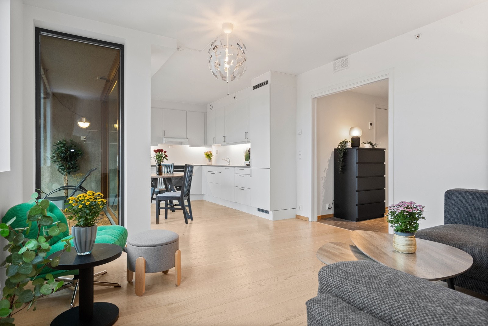 Kjøkkenet har en åpen løsning mot stue - perfekt for sosiale sammenkomster. Galleribilde