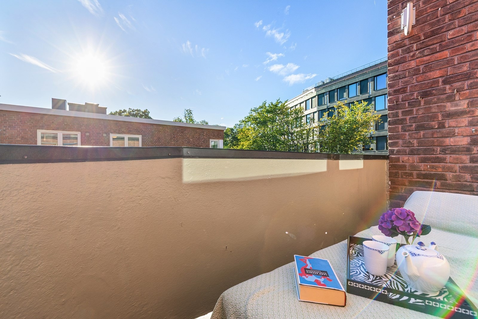 Solen kommer på balkongen rundt kl. 12 og er der til solen går ned bak nasjonalbiblioteket rundt kl. 19:30 midt på sommeren. Galleribilde