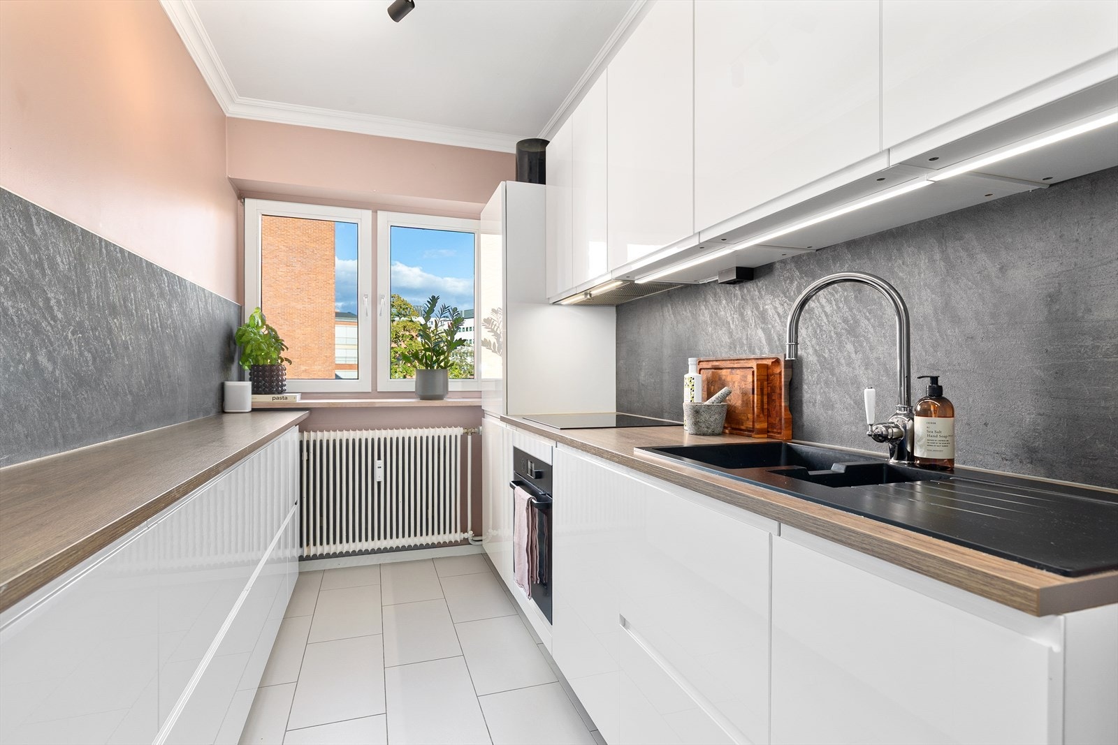 Separat kjøkken med tidsriktig kjøkkeninnredning og integrerte hvitevarer, pusset opp i 2019. Galleribilde